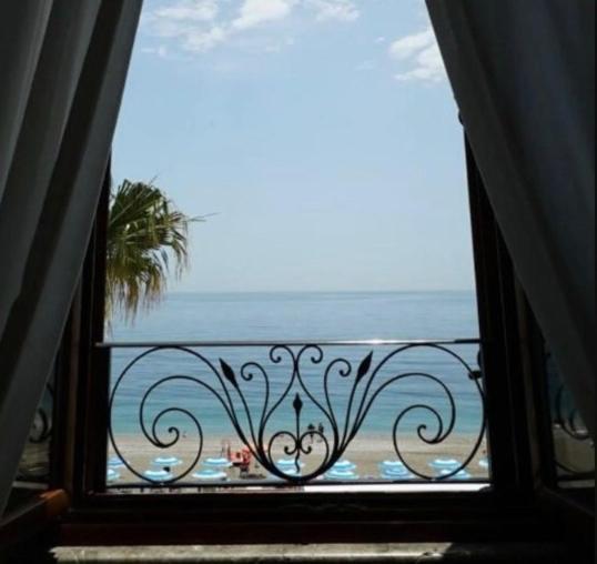 Palazzo Durante Hotel Letojanni Bagian luar foto